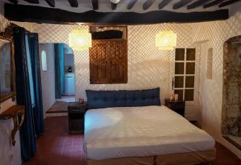 Appartement cosy avec jacuzzi has rooms with a private hot tub