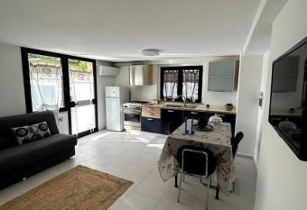 Appartamento al Mare Fano has rooms with a private hot tub