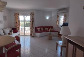 Alojamento Local Albufeira has rooms with a private hot tub