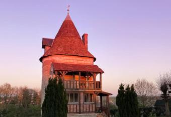 Tr  s jolie tour du 13  me si  cle has Balcony rooms