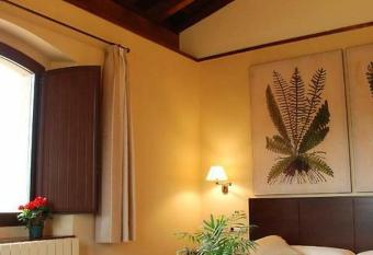 OLATZEA LANDA HOTELA has rooms with a private hot tub