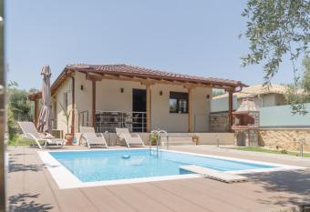 LUXURY VILLAS ELENI STEFI has Balcony rooms