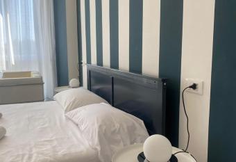 Stupenda camera vista mare con finiture di lusso has Balcony rooms