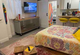 Tybee Sunshine ~ 50 Steps 'till Toes in the Sand allows 18 year olds to book a room