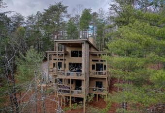 Secluded Luxury Lodge Near Downtown Blue Ridge - Great Views has rooms with a private hot tub