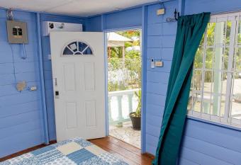 Cozy Cottage with Nature Views & Modern Amenities has Balcony rooms