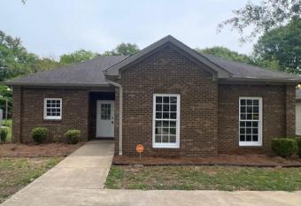 190 Oak street selma al has Balcony rooms