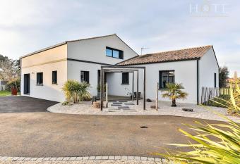 Villa - jacuzzi - cadre splendide - animaux accept  s has rooms with a private hot tub