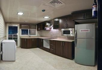 AL MUZIAN PLAZA has Balcony rooms