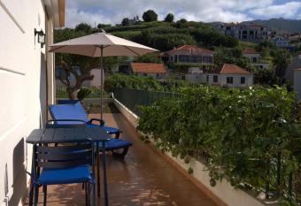 Namast   House II has rooms with a private hot tub