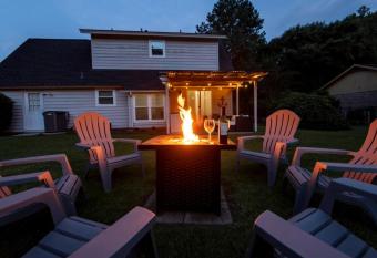 Pooler! Fire Pit+Shuffleboard has Balcony rooms