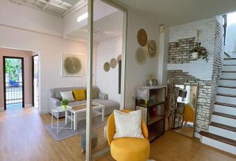 Anna Home@Lat Krabang has rooms with a private hot tub