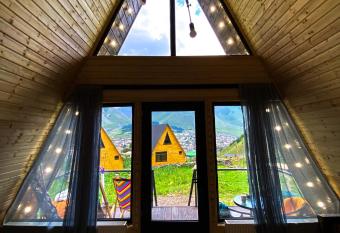 Cottage Rest in kazbegi has rooms with a private hot tub