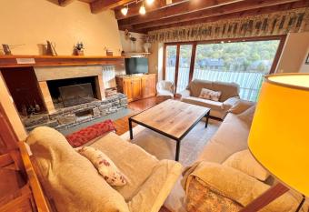 Casa con jard  n en Gar  s By Casas Aranesas J Antes has Balcony rooms