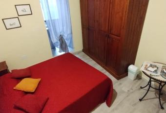 Camera con bagno privato allows 18 year olds to book a room