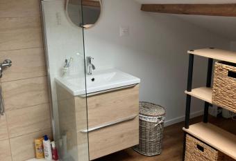 Appartement cosy avec grande terrasse has Balcony rooms