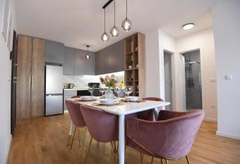 Garden apartment Leoma with free parking! has rooms with a private hot tub