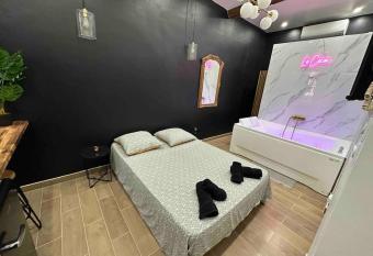 Le Cocon des Ar  nes : Jacuzzi has rooms with a private hot tub