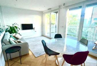 T3 LUMINEUX AVEC TERRASSE ET PLACE DE PARKING PRIVE has Balcony rooms