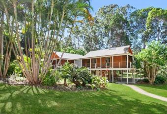 Lakeside Retreat has Balcony rooms