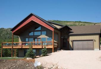 The Maple Retreat has rooms with a private hot tub
