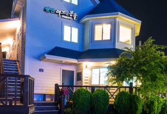 Leve de Mongdol Pension allows 18 year olds to book a room