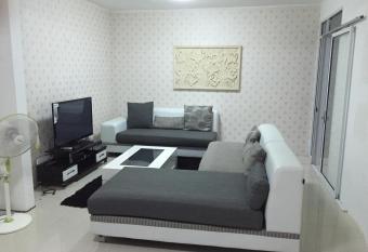 Sewa rumah di sentul city has Balcony rooms