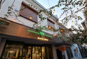 Condo Reina, Kusadasi, T  rkiye allows 18 year olds to book a room