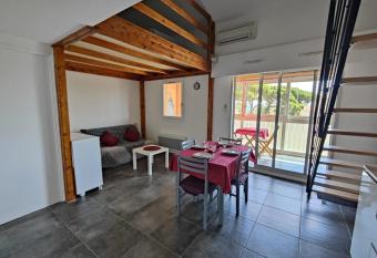 Charming cocoon with sea view has Balcony rooms