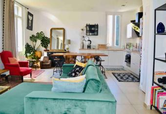 Haut de villa avec coin jardin et cuisine d   t   has Balcony rooms