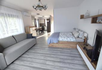 V  r-lak apartmanh  z allows 18 year olds to book a room
