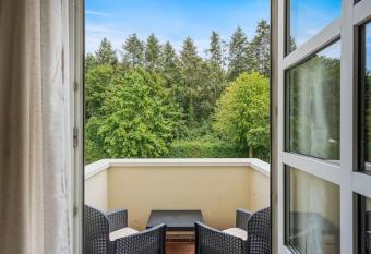 Buntes Wohnen in D  ren allows 18 year olds to book a room