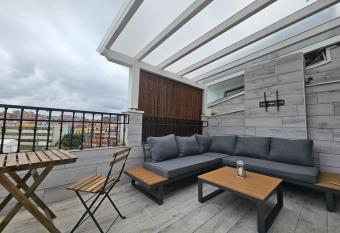 Habitacion con ba  o compartido en   tico con terraza en Bilbao allows 18 year olds to book a room
