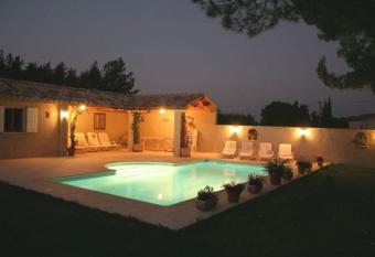 Mas de l Espiguette has rooms with a private hot tub