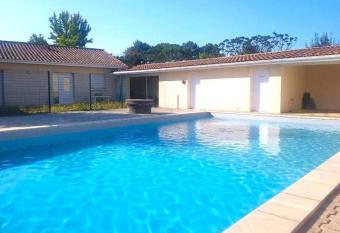 Maison familiale tr  s lumineuse avec piscine has Balcony rooms