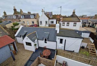 Coopers Cottage allows 18 year olds to book a room