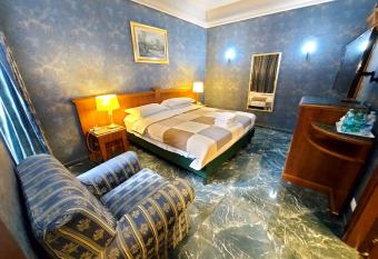 Hotel Positano 2 allows 18 year olds to book a room