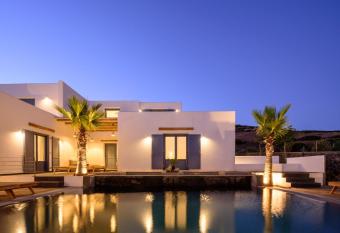 White Dream Suites Antiparos allows 18 year olds to book a room