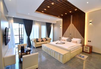 Supreme Villa has rooms with a private hot tub