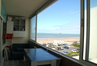 Vue mer les Becs Saint Hilaire has Balcony rooms