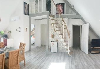 APPARTEMENT 100 M DE LA PLAGE LE PORTEL allows 18 year olds to book a room