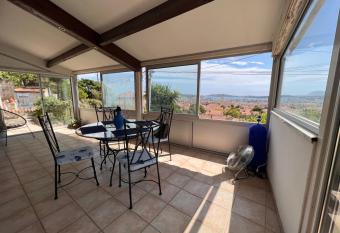 Maison au calme avec vue mer    180 allows 18 year olds to book a room