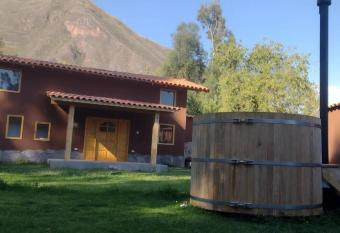 Minicasa familiar con tina medicinal. has rooms with a private hot tub