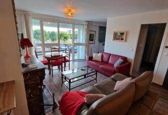 Le Rossignol has Balcony rooms