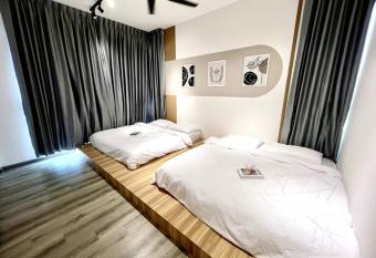 Midvalley Mosaic w 3BR bathtub by Our Stay has rooms with a private hot tub