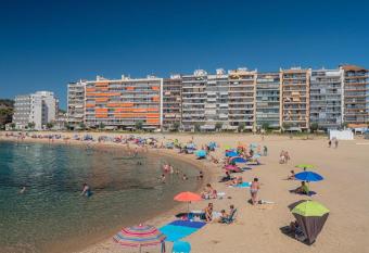 Habitaci  n con ba  o en primera l  nea de playa allows 18 year olds to book a room