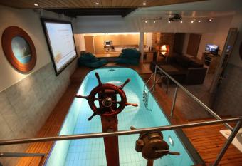 Katajaranta Apartment - Aula has rooms with a private hot tub