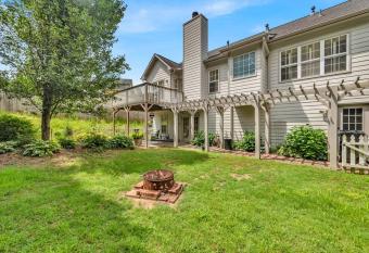 Pool and Patio, 8 minutes from Mall of Georgia! allows 18 year olds to book a room