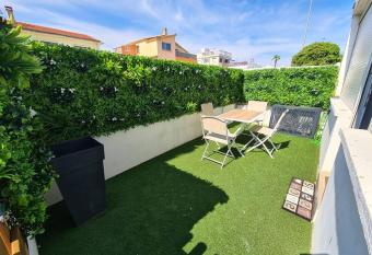 Appartement cosy    50 m du bord de mer has Balcony rooms