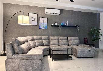 Queen   s Villa for 28Pax @Central of Penang has Balcony rooms